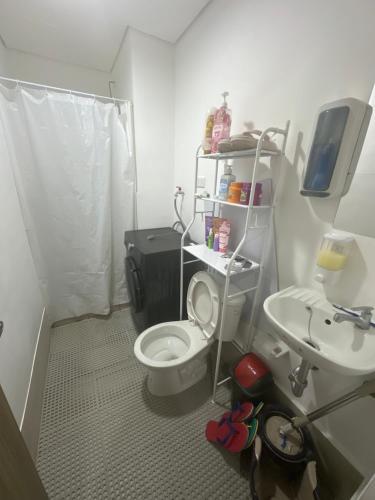 een kleine badkamer met toilet en wastafel bij HOPE RESIDENCES UNIT 606 building D in Trece Martires