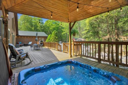 Bazén v ubytování Relaxing Pocono Stay Near Lake with Hot Tub & BBQ nebo v jeho okolí