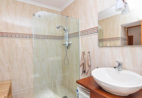 een badkamer met een wastafel en een douche bij Casa Siempre Domingo in Moraira