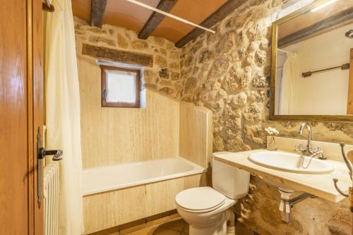 une salle de bain avec toilettes, lavabo et baignoire dans l'établissement Mas Vilardaga, à La Baronia de Rialb