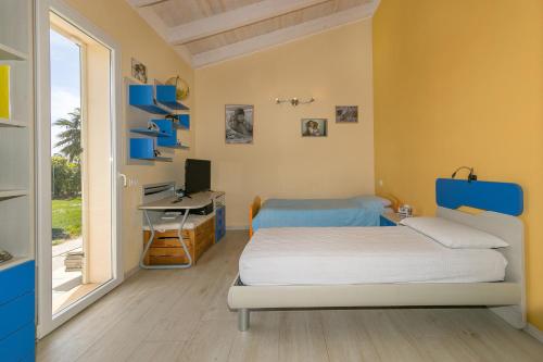 チェチナにあるVilletta Matildeのベッドと机と窓のある寝室