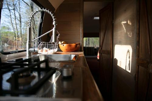 una cocina con fregadero y encimera en Red Barn, en Romorantin-Lanthenay