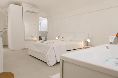 Postel nebo postele na pokoji v ubytování Suite tra Travi Antiche & Idromassaggio - Lusso Moderno nel Cuore di Terracina - 10' dal Mare - Wifi