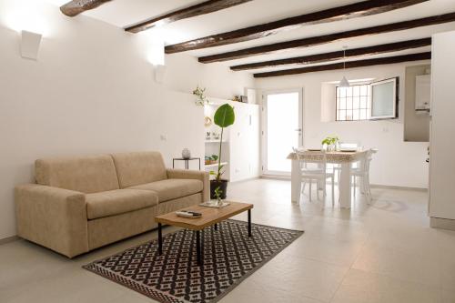 Posezení v ubytování Suite tra Travi Antiche & Idromassaggio - Lusso Moderno nel Cuore di Terracina - 10' dal Mare - Wifi