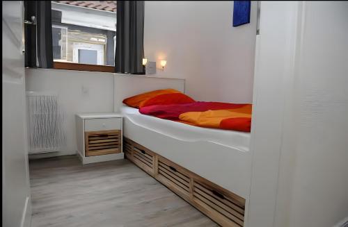 ArnisにあるFerienwohnungen Wiese - Nickel 1の窓のある部屋にベッドがある寝室