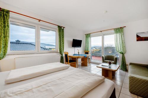 Una habitación de hotel con una cama y una ventana grande. en Mosel Familienurlaub Zickzack, en Thörnich