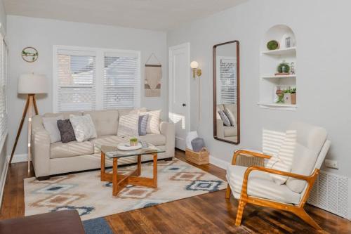 Χώρος καθιστικού στο The White Castle - King Bed plus Office