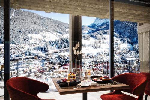Luxury B&B August في أورتيساي: غرفة طعام مطلة على جبل ثلجي