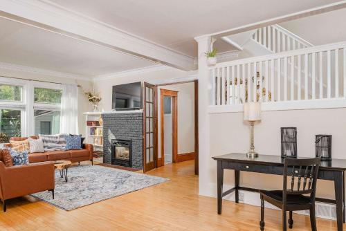 ein Wohnzimmer mit Sofa und Tisch in der Unterkunft Family Downtown Mansion - Sleeps 13 in Appleton