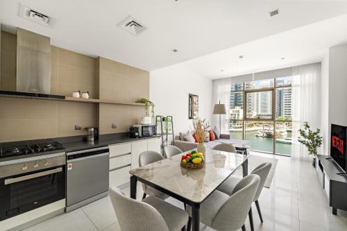 Vayk - Bright and Spacious 2BR with Panoramic Marina Views