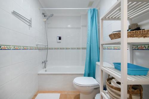ein Badezimmer mit Toilette und Badewanne in der Unterkunft Ap Jarea Playa Sardina in Sardina