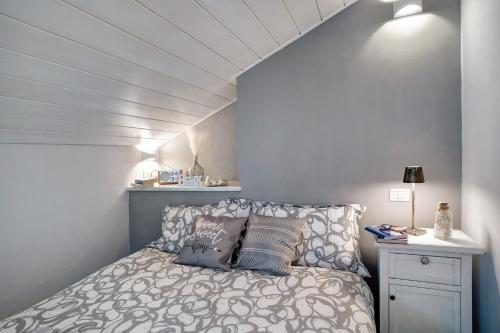 a bedroom with a bed and a blue wall at Casa intimissima in Imperia