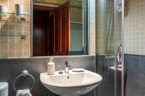 a bathroom with a sink and a mirror at Casa Rural Doña Manuela in Valdemierque