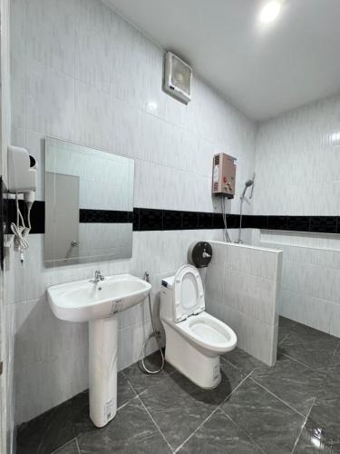 Ένα μπάνιο στο Jiamei Rakthai 家美