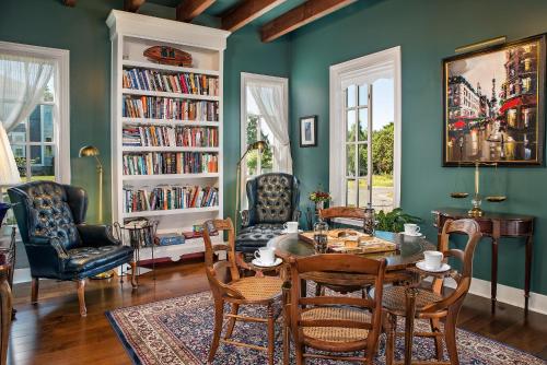 sala de estar con mesa, sillas y estanterías en Ravenscroft Inn, en Port Townsend