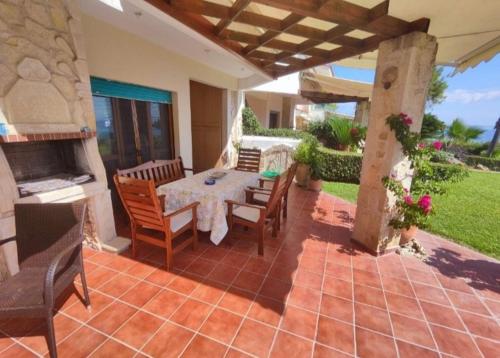 Balkón nebo terasa v ubytování Yades elegant villa 2 minutes away from the beach