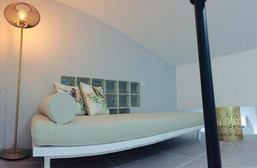 een bank met kussens erop in een kamer bij The Loft Malaga Center in Málaga