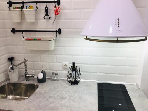 een aanrecht met een wastafel en een lamp bij The Loft Malaga Center in Málaga