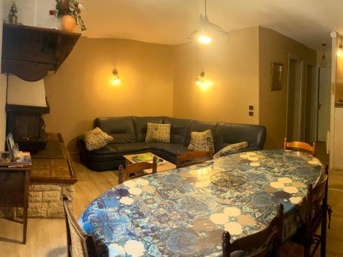un salon avec une table et un canapé dans l'établissement Sagette, à Laruns