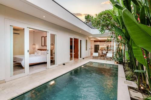 - une piscine intérieure dans une villa avec une chambre dans l'établissement Villa Vana, Sitara Villa Group, à Seminyak