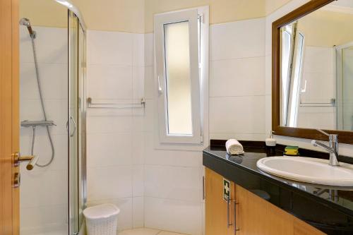 a bathroom with a sink and a shower at Apartamento Jade in Caniço