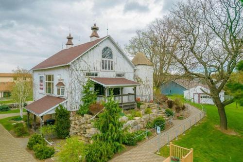 Κήπος έξω από το Urban Farmstead Family Retreat - Game Barn