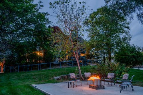 Κήπος έξω από το Urban Farmstead Family Retreat - Game Barn