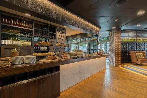 パーペンドレヒトにあるLeonardo Hotel Papendrechtのカウンター付きレストラン