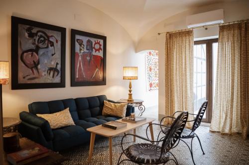 a living room with a blue couch and a table at Casa de Solís in Trujillo