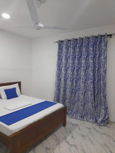 een slaapkamer met een bed en een gordijn bij Mwembeni Abode in Bamburi