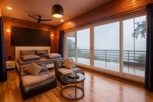 Postel nebo postele na pokoji v ubytování Rumourss Sky Villa & Resort