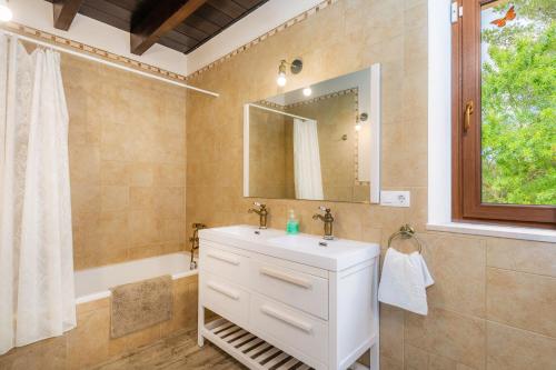 Koupelna v ubytování S'hort De Carrossa