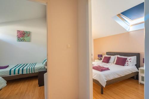 a bedroom with a bed and a window at Gîtes du Vigneron in Saint-Seurin-de-Palenne