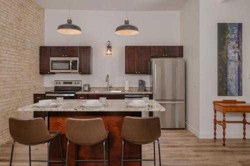 Nhà bếp/bếp nhỏ tại Luxury 1 Bedroom Downtown Neenah Flat