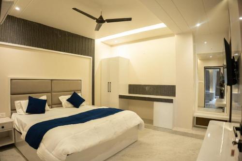 ein Schlafzimmer mit einem großen Bett und einem Deckenventilator in der Unterkunft Jagrit a Boutique stay in Varanasi