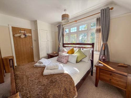 WoottonにあるSquirrel Havenのベッドとタオル2枚のある寝室