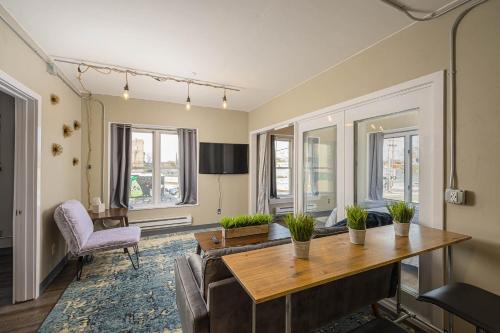 TV a/nebo společenská místnost v ubytování Downtown 2 Bedroom Apartment - Free Parking