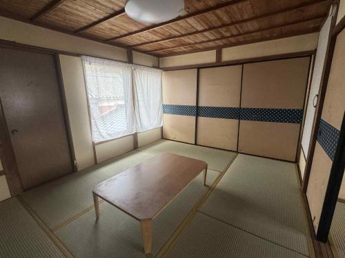 a room with a table in the middle of a room at くりのやかた Kuri no Yakata in Minami-ura