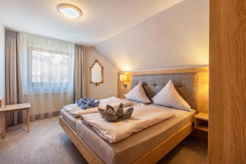 a bedroom with a large bed with flowers on it at Appartmenthaus Felicitas in Willingen