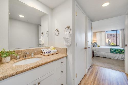 Katil atau katil-katil dalam bilik di Kaanapali Shores 725 · KS 725 2BD in BeachFront Resort w Ocean V