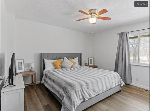 Postel nebo postele na pokoji v ubytování 3-bedroom building in serene Saint Ann with WiFi, AC