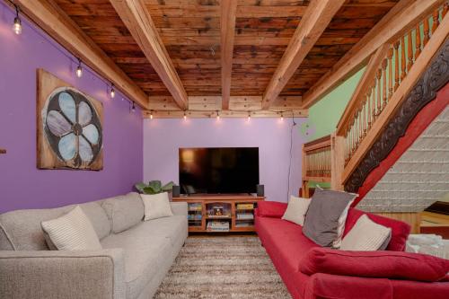 Μια τηλεόραση ή/και κέντρο ψυχαγωγίας στο Dancing Moon Luxury Loft and Event Space - Sleeps 12