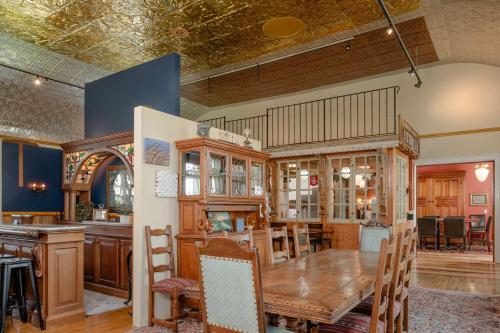 Εστιατόριο ή άλλο μέρος για φαγητό στο Dancing Moon Luxury Loft and Event Space - Sleeps 12