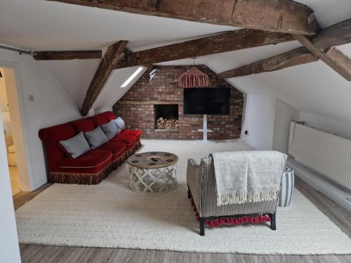 Televisyen dan/atau pusat hiburan di Black lion Apartment