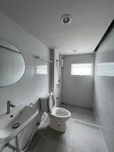 Ένα μπάνιο στο โรงแรม B24 Hostel