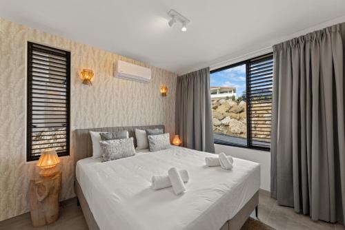 Postel nebo postele na pokoji v ubytování NEW! The Jazmyn at Blue Bay Golf & Beach Resort