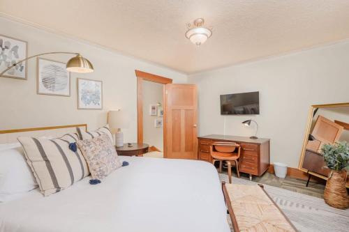 a bedroom with a bed and a desk and a television at 3 Bedroom Family Home - University of Oshkosh in Oshkosh