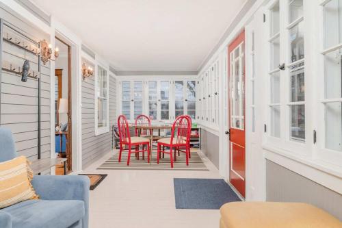 オシュコシュにあるCharacter Family Home - 3 bedroom 2 bathのダイニングルーム(赤い椅子、テーブル付)