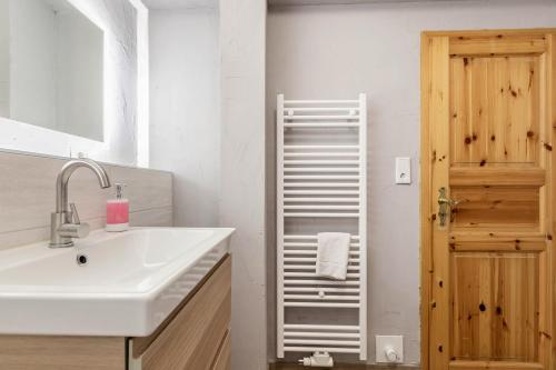 Türkis - Jaspis mit Rubin في Reußenköge: حمام مع حوض وحامل مناشف