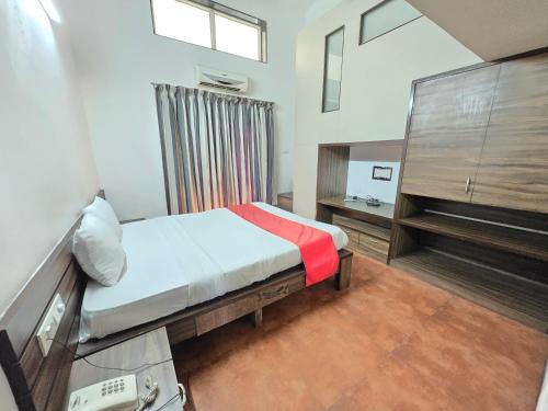 Ένα ή περισσότερα κρεβάτια σε δωμάτιο στο Hotel JD Villa In Lonavala & Khandala